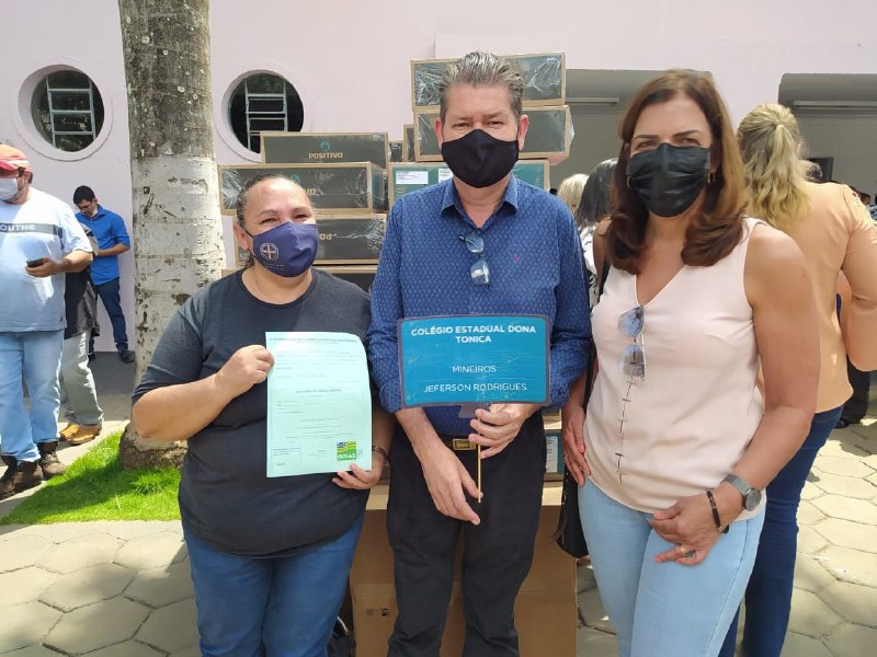 Entrega de computadores escola Dona Tonica